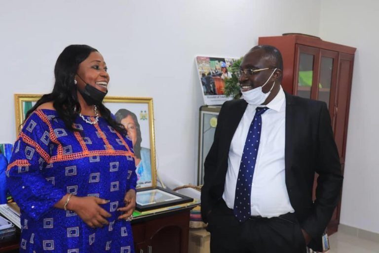 Chief Minister Visits Tourism Ministry, Commends Minister for Improving Sector