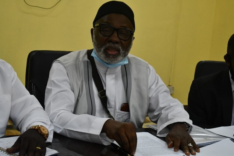 LANDS COMPLAINT COMMITTEE RECEIVES 305 COMPLAINTS, EXAMINED 118