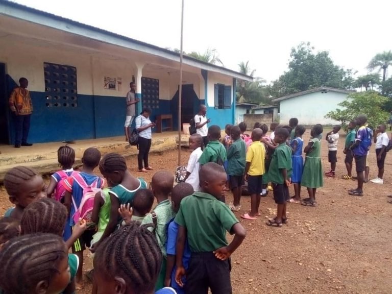 WAVES ENGAGES GIRLS ON TEENAGE PREGNANACY