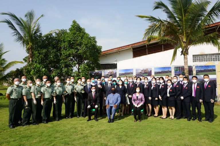 Chinese Medical Experts Bid Farewell to President Bio