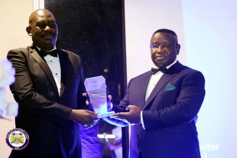 President Bio Awards Chief Justice at Bar Association Dinner
