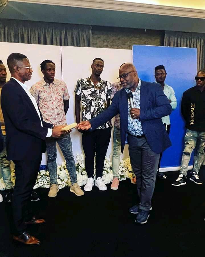 Deputy Finance Minister Present Cash Gift of $28,000 to Leone Stars