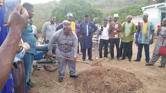 The Sierra Leone Water Company (SALWACO) has handed over and turned sod for the Expansion and Optimization of the Kabala Water Supply Project. The Kabala Water Supply Project is under the Six Towns Water Supply Project funded by the Talk & Do President Bio. Welcoming the SALWACO team and contractors, the Paramount Chief of Dembelia Chiefdom in Musaia, PC Manga Sorie Jawara 11 thanked the Government of Sierra Leone especially President Bio and SALWACO for implementing the water project in the Township. He said that water is very essential in the lives of people and that getting pure water will reduce the cause of water borne diseases in the district. Speaking during the handing over and turning of the sod, the Managing Director of SALWACO, Ing George Lamin Vandi said that SALWACO is complementing the effort of the government in providing safe and clean water in the country especially in the provinces. He therefore called on the people of Kabala to take care of the project and that with time; the company will contact the Kabala District Council and identify people that they are going to train in maintaining and sustaining the facility after its implementation. ©️ SALWACO COMMUNICATIONS UNIT
