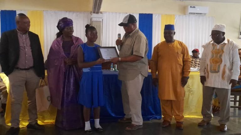 Former ECOWAS Vice President Presents Awards, Scholarships To Deserving Pupils In Kono
