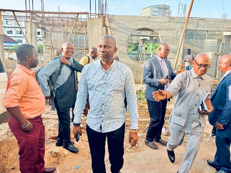 Minister of Public Administration and Political Affairs Inspects College Grounds