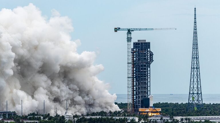 China Closer to Manned Moon Landing Goal After Long March-10 Rocket Test