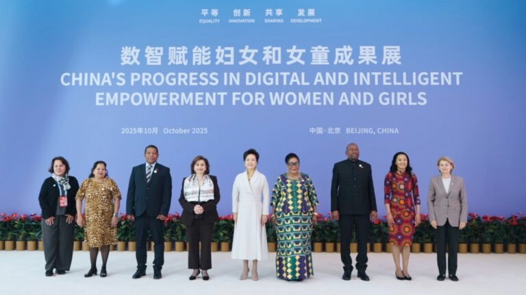 Peng Liyuan Visits Exhibition on Digital, Intelligent Empowerment for Women, Girls