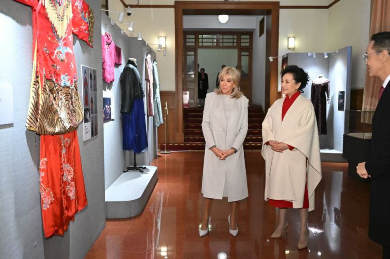 Peng Liyuan, Brigitte Macron Visit Beijing People’s Art Theatre