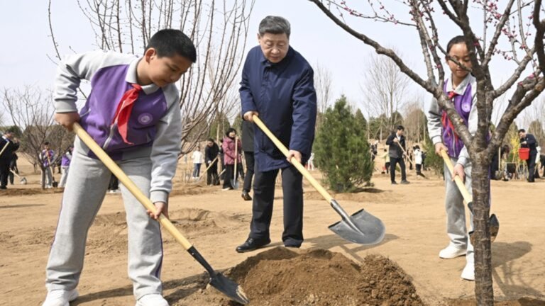 Xi Jinping Urges Mobilizing Whole Society in Tree-Planting Efforts