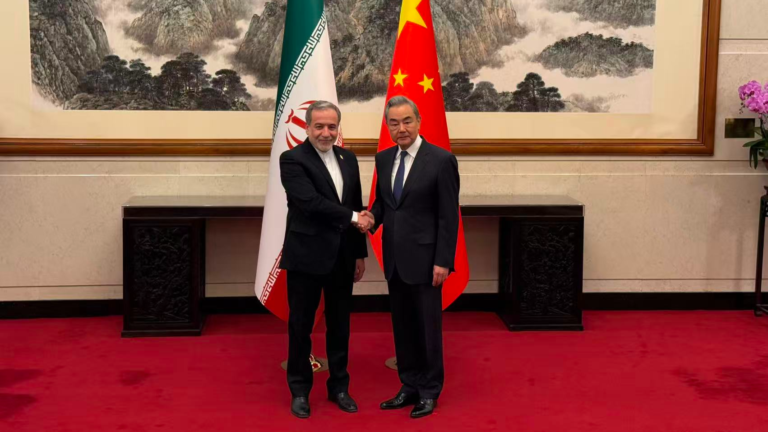 Chinese FM Says Iran Entitled to Peaceful Nuclear Development